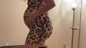 Pregnant hottie goes into labor (role play)